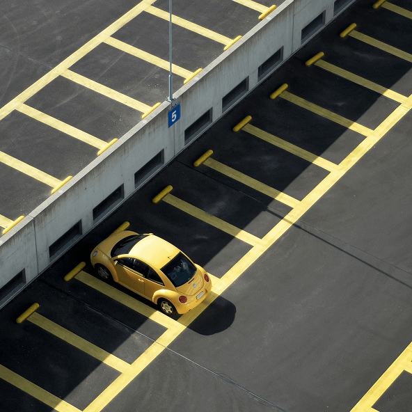żółty samochód stoi na parkingu zewnętrznym