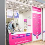 wejście i witryna do pralni chemicznej EBS w M1 Kraków