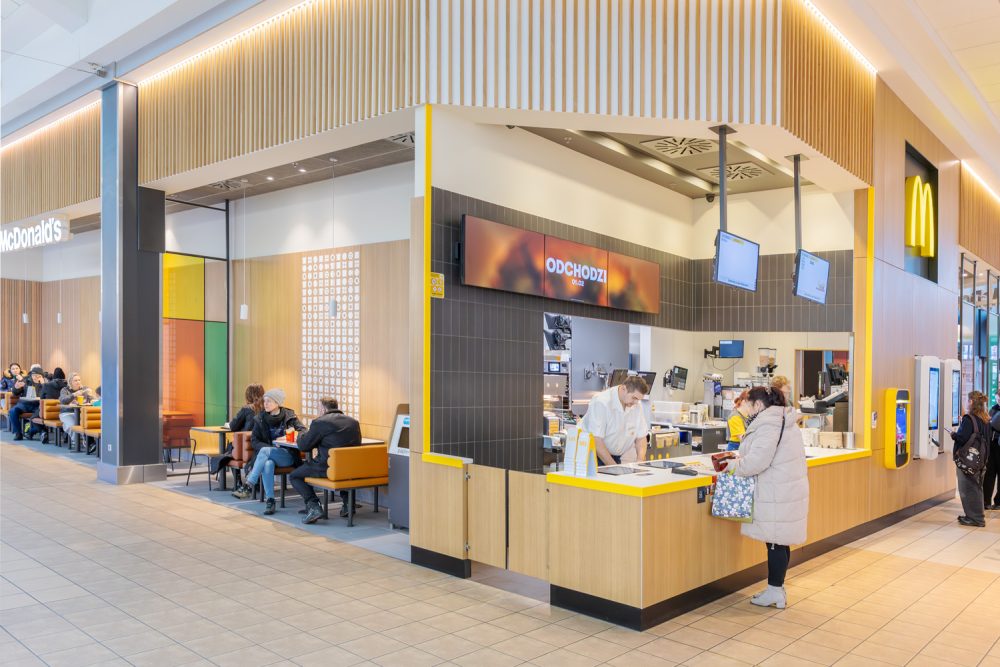 Wnętrze restauracji McDonald's w M1 Kraków