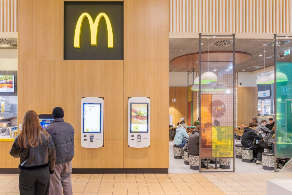 Ekrany (kioski) do zamawiania w restauracji McDonald's w M1 Kraków