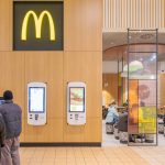 Ekrany (kioski) do zamawiania w restauracji McDonald's w M1 Kraków