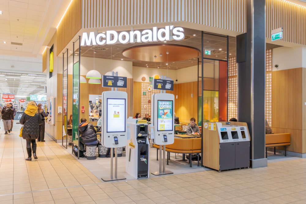 Wejście do restauracji McDonald's w M1 Kraków