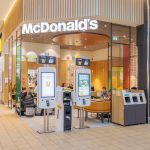 Wejście do restauracji McDonald's w M1 Kraków