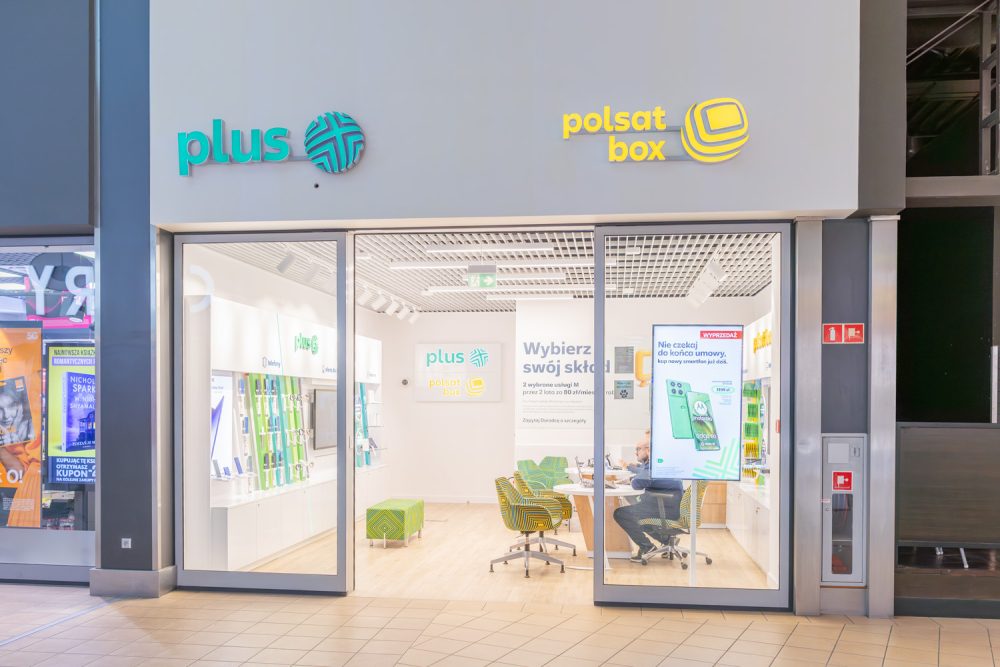 Witryna salonu Plus i Polsat Box w M1 Kraków