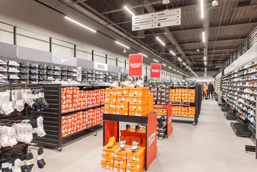 Wnętrze sklepu Sports Direct w M1 Kraków