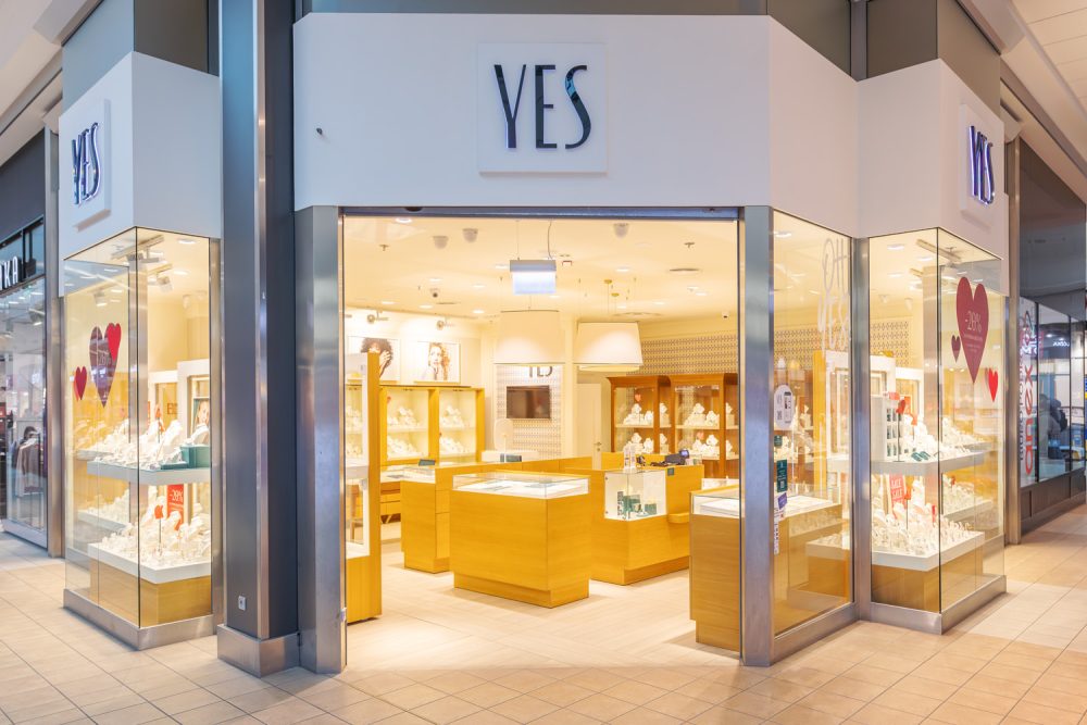 Witryna salonu YES w M1 Kraków