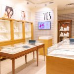 Lady z biżuterią w salonie YES w M1 Kraków