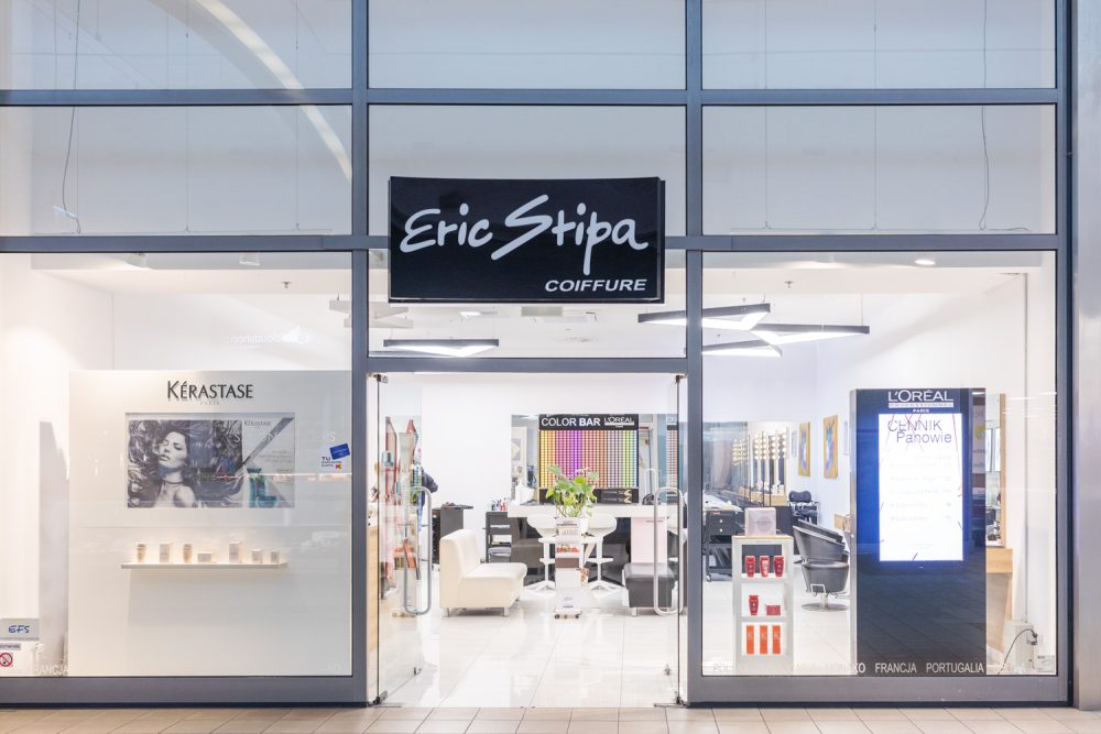 witryna salonu fryzjerskiego Eric stipa w M1 Kraków