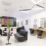 Wnętrze salonu fryzjerskiego Eric Stipa w M1 Kraków
