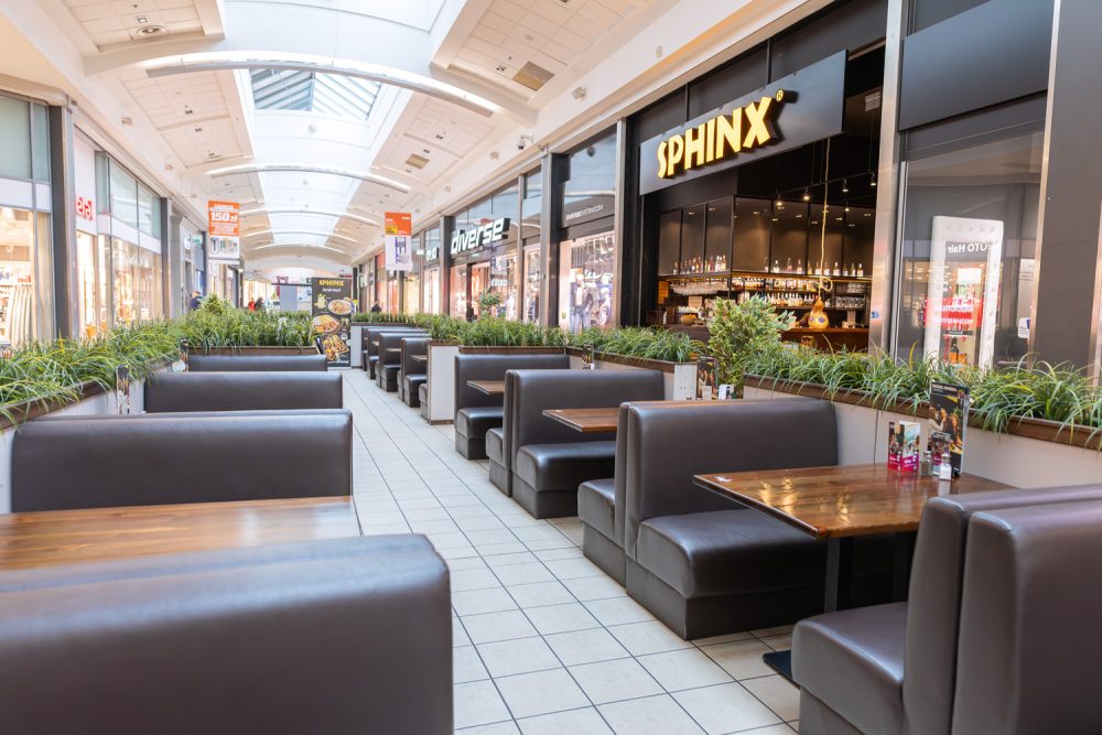 Stoliki w restauracji SPHINX w M1 Kraków
