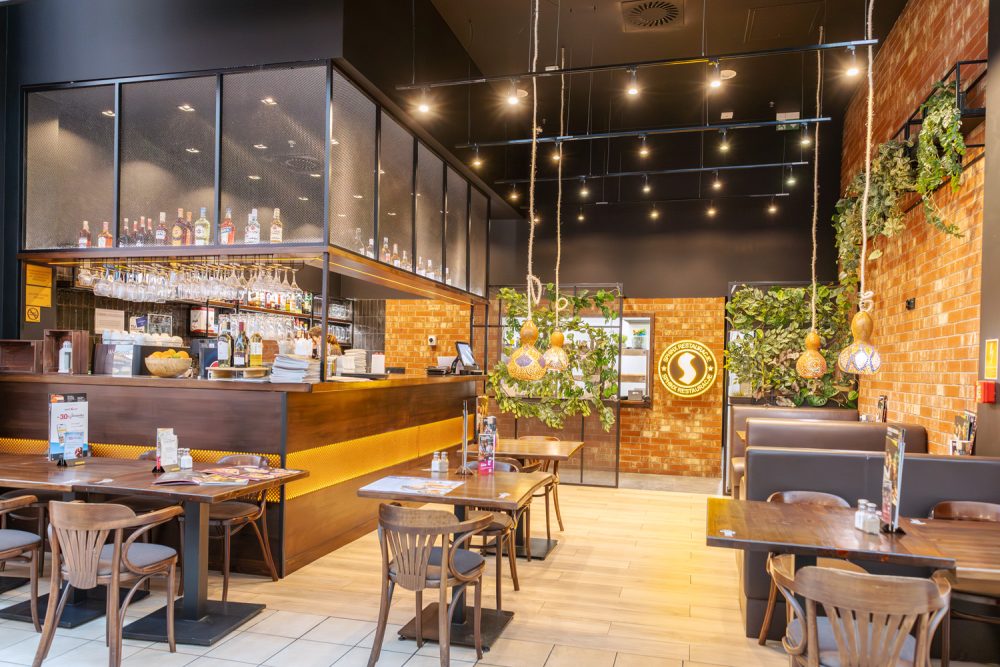 Stoliki w restauracji SPHINX w M1 Kraków