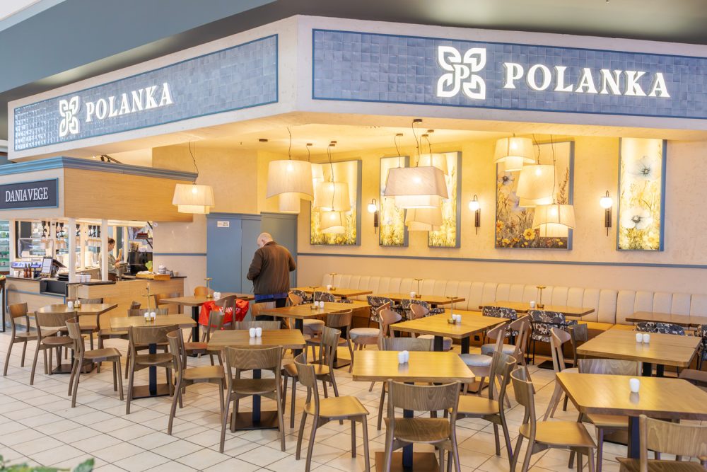 Stoliki w restauracji Polanka w M1 Kraków