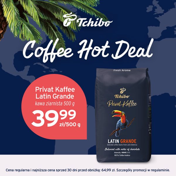Grafika promocyjna marki Tchibo. Paczka kawy latin grande z nutami czekolady na granatowym tle.